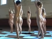一群後生嘅裸體女仔做瑜伽