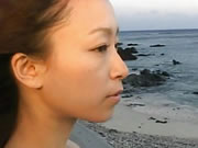 桃瀨惠美流喺海邊散步