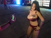 泰國巨乳騷女喺廣場跳騷舞畀路人拍